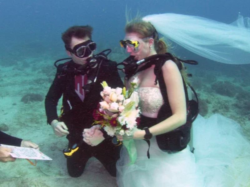 Deeply In Love: Saudi Couple Dives Into Marriage With An Underwater ‘I Do’