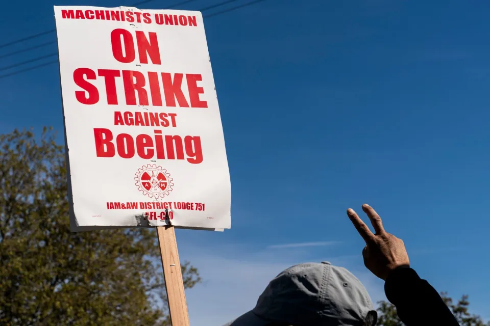 Boeing Offers 35% Wage Hike In New Bid To End Strike Standoff