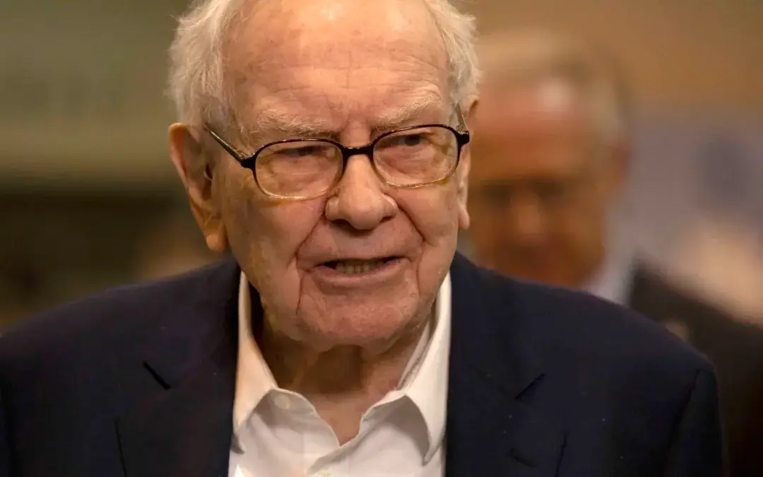 Berkshire Hathaway’s Cash Reserves Hit Record $325 Billion As Buffett Ramps Up Stock Sales & Halts Buybacks